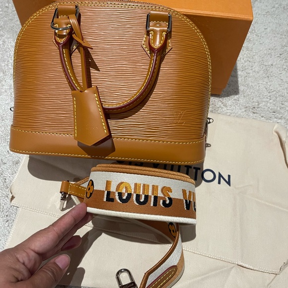 Louis Vuitton Alma Bb Epi - Picture 7 of 11